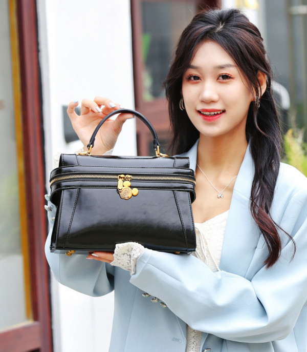 Modella che presenta la borsa a mano strutturata DISNEY MICKEY MOUSE colore nero.
