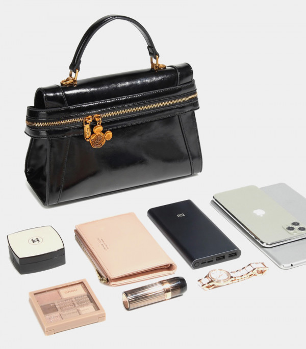 Capacità della borsa a mano strutturata DISNEY MICKEY MOUSE colore nero, mostrata con il suo contenuto.