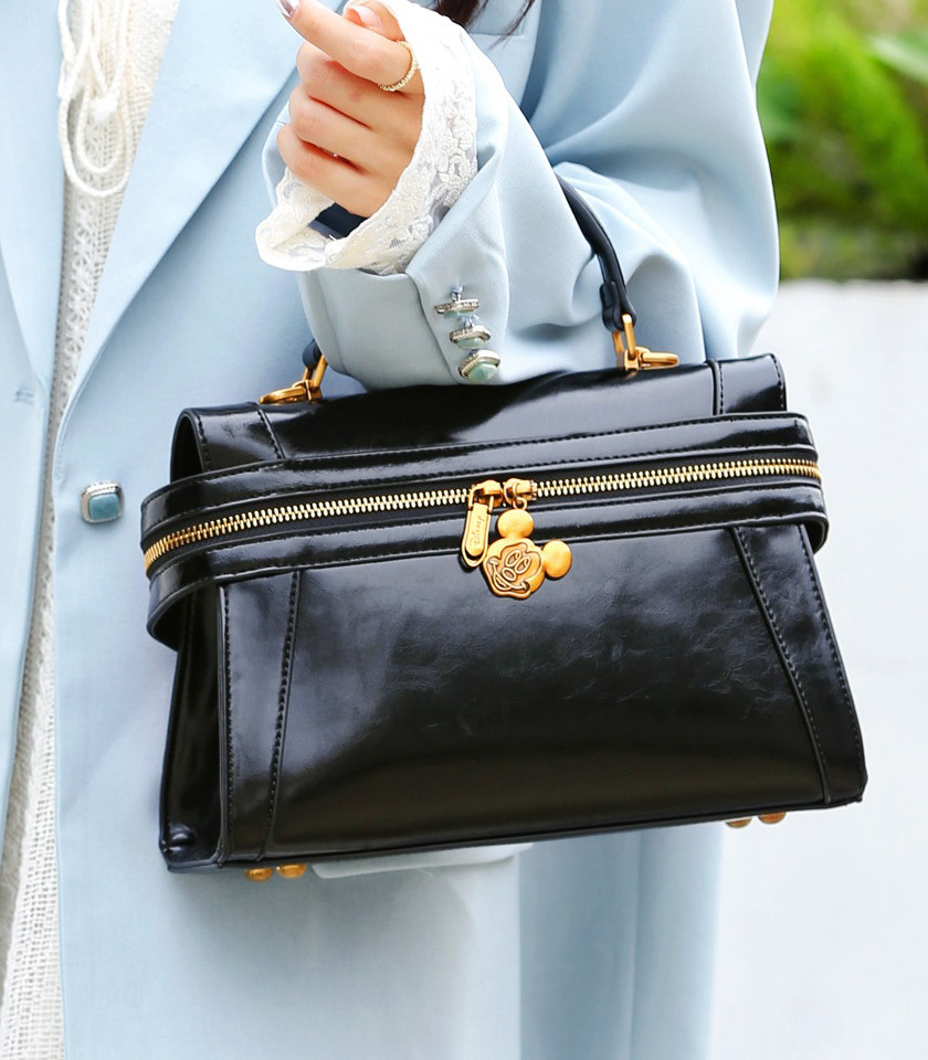 Borsa a mano strutturata DISNEY MICKEY MOUSE colore nero, vista frontale con ciondolo.