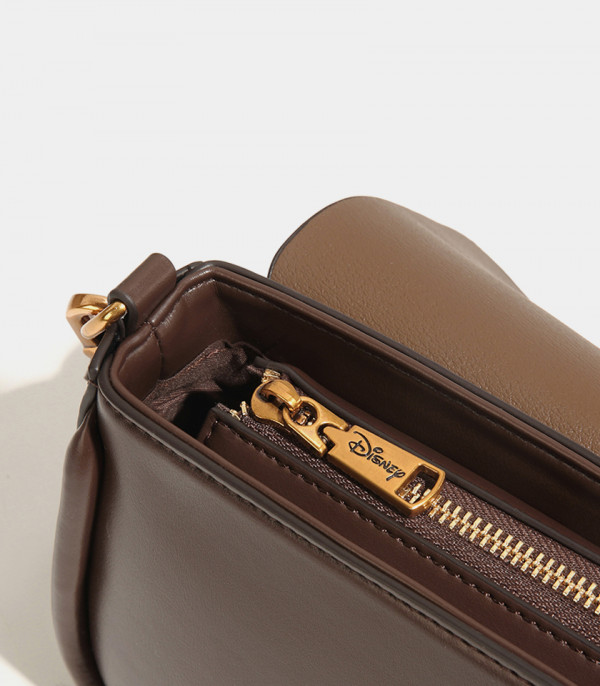 Gros plan sur la fermeture éclair intérieure du sac DISNEY MICKEY MOUSE couleur Marron.