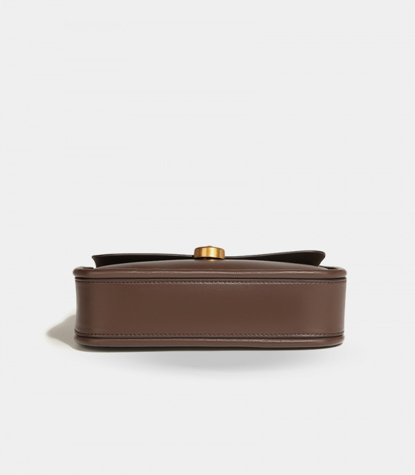 Vue du dessus du sac bandoulière porté épaule DISNEY MICKEY MOUSE couleur Marron.