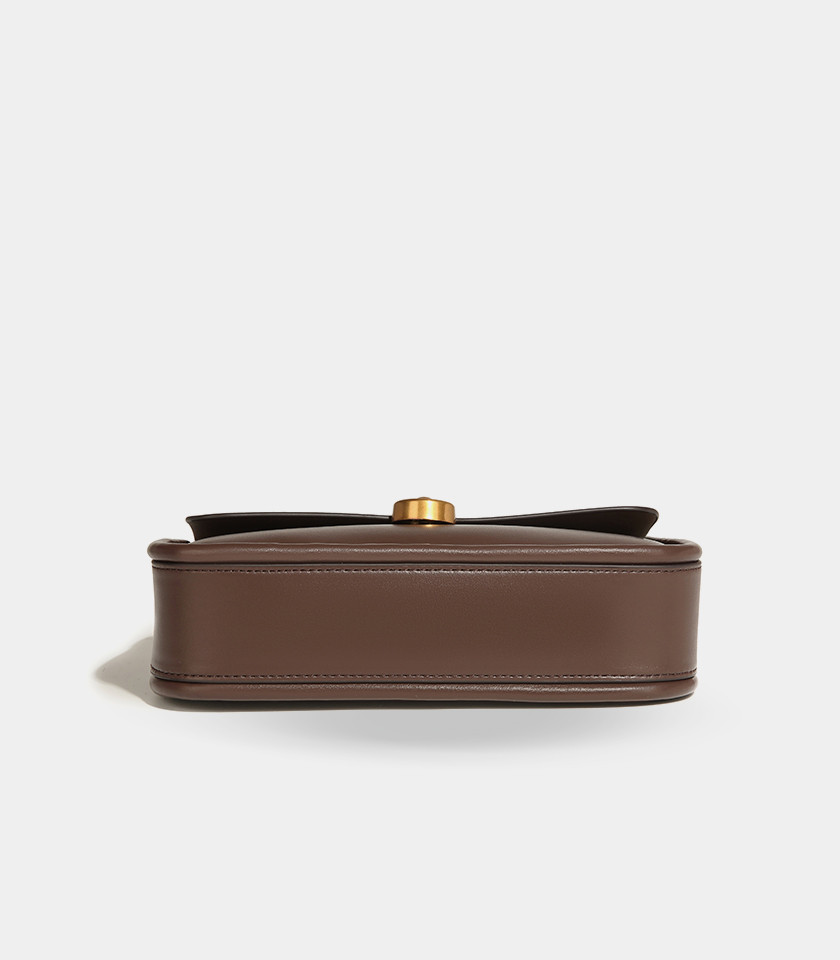 Sac bandoulière porté épaule DISNEY MICKEY MOUSE couleur Marron, vue de face.