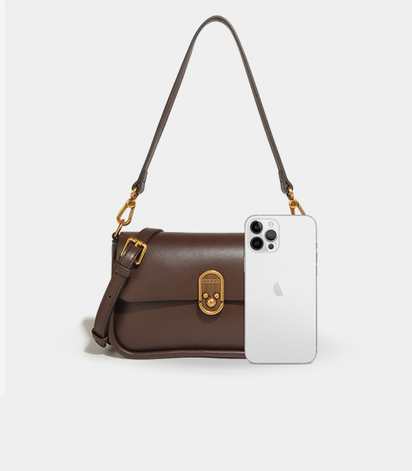 Scala di dimensioni della borsa a spalla DISNEY MICKEY MOUSE colore Marrone, a confronto con uno smartphone.
