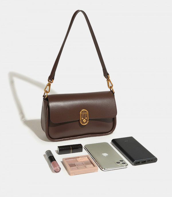 Capacité du sac bandoulière DISNEY MICKEY MOUSE couleur Marron, montré avec ses contenus.