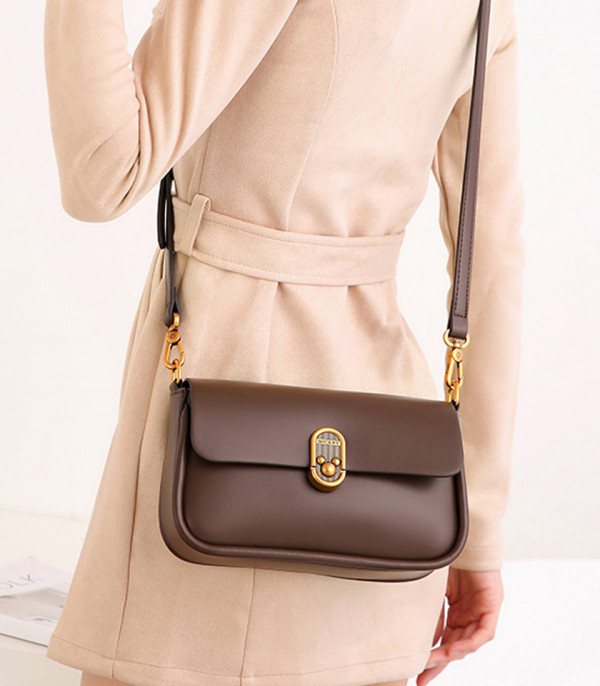 Mannequin portant au dos le sac bandoulière DISNEY MICKEY MOUSE couleur Marron.