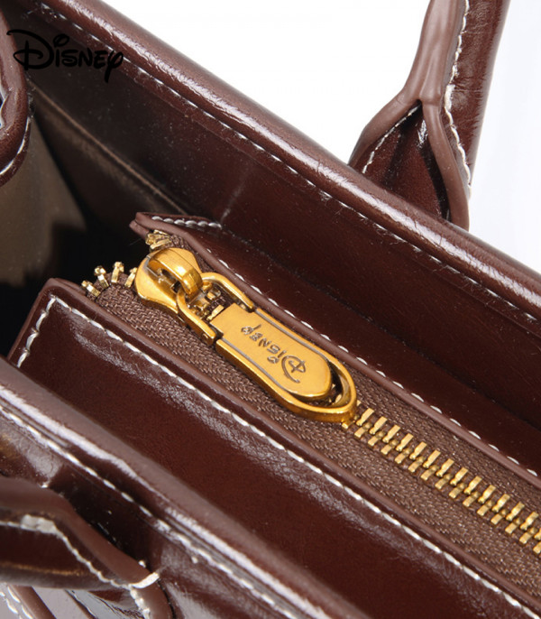 Gros plan sur la fermeture éclair intérieure du tote bag DISNEY.