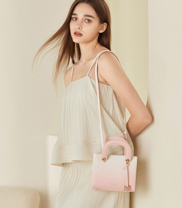 Modelo usando a bolsa de mão degradê MOSSDOOM ROMANTIQUE cor Rosa e Branco.